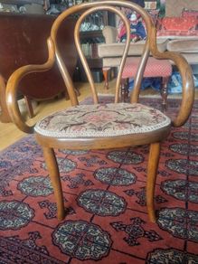 Antigue bentwood child chair