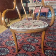 Antigue bentwood child chair