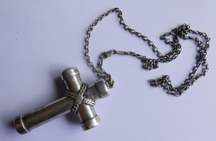 Vintage 925 Sterling Silver large Cross Pendant and Chain length 20" - 22g