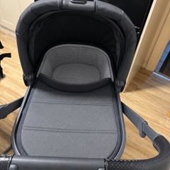 UPPAbaby Vista V2 with extras - black