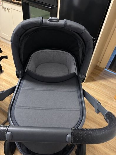 UPPAbaby Vista V2 with extras - black
