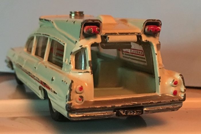 Dinky Toys 1/43 Pontiac Superior Criterion Ambulance