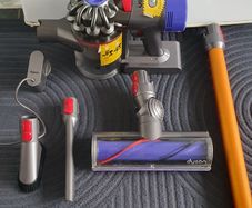 Dyson V8