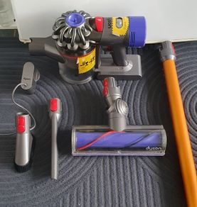 Dyson V8