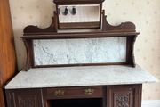 late Victorian or Edwardian mahogany mirror-back washstand featuring a white Carrara marble top and a matching marble splashback gallery.