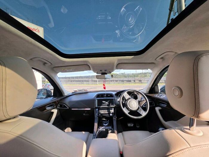 Jaguar F Pace