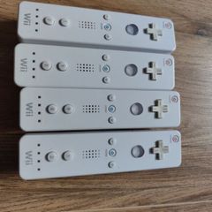 Set of 4 Nintendo Wii controllers