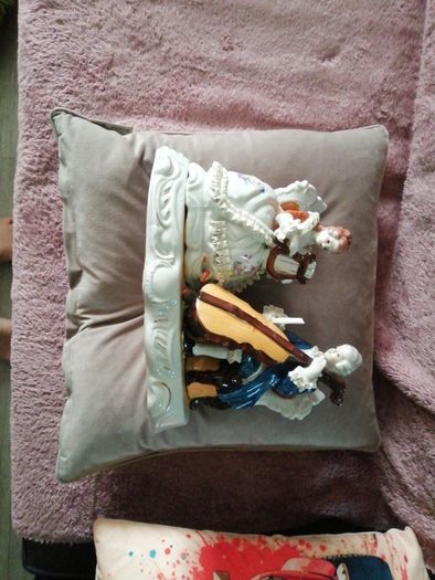 Huge and heavy porcelain Figurine