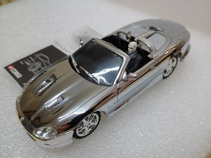 Corgi James Bond Attache Case with 8  Chrome Bond Cars