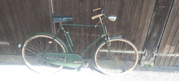 Antique Raleigh Roadster Bicycle  all originals for restoration project all works just needs tyres great original piece for the collection solid bike gears all work too