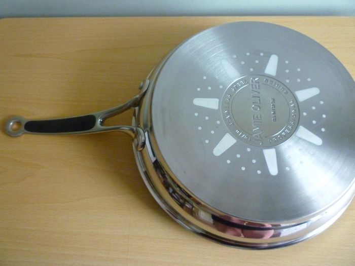 JAMIE OLIVER FRYING PAN BY TEFAL. Large Deep Frying or Omelette Pan.  Professional Series. WITH Jamie Oliver 4 piece steak cutlery set. Very Good Condition.