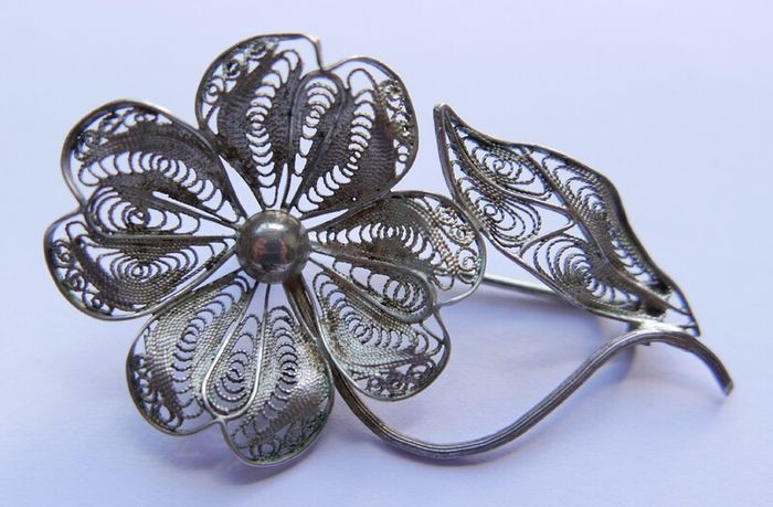 Vintage silver filigree flower brooch