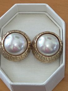 1980's Large Gold Tone Pearl Clip on Earrings