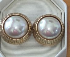 1980's Large Gold Tone Pearl Clip on Earrings