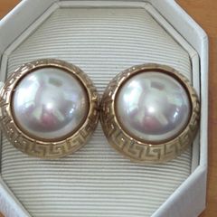1980's Large Gold Tone Pearl Clip on Earrings