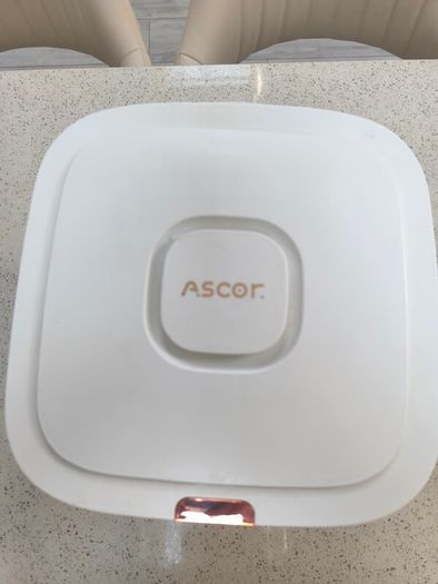 Pet food storage bin