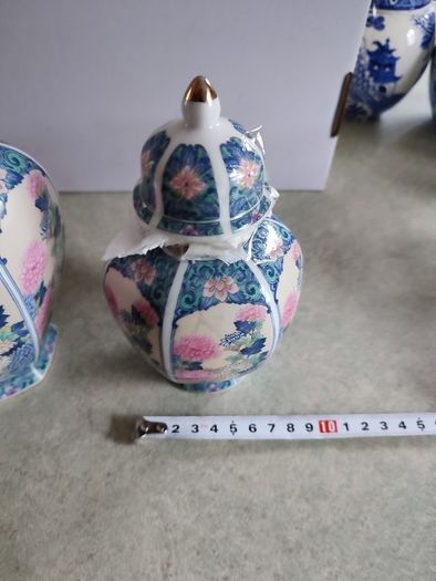 Set Of 2 Chinese Vases With Dome Lid.