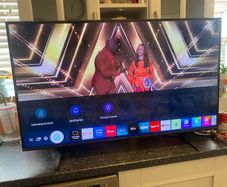 Samsung 4k Smart 43 inch YouTube Netflix Disney samsung plus app perfect condition model number UE43AU9070U