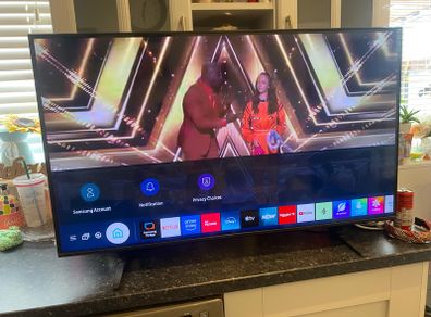 Samsung 4k Smart 43 inch YouTube Netflix Disney samsung plus app perfect condition model number UE43AU9070U