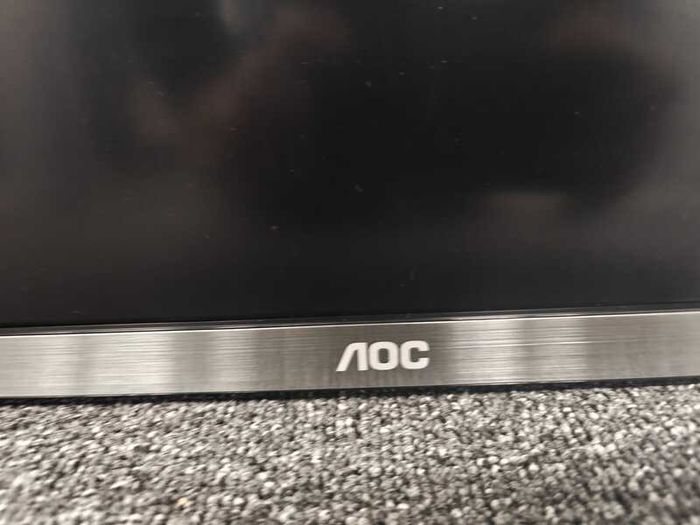 AOC 32" 4K UHD Professional Monitor with built-in USB 3.0 Hub and speakers- Used