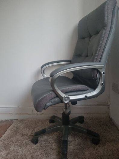 grey office chair