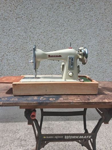 Vintage Novum Sewing Machine