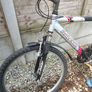 hello this is a Raleigh Resonator Pro aluminium mountain/hybrid bike, with front suspension, 26" wheels and likely 21 gears  fair condition fully working order.  price to sell 60 euro fixed price collection only. Image 3