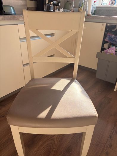 kitchen table (extendable) and 6 chairs