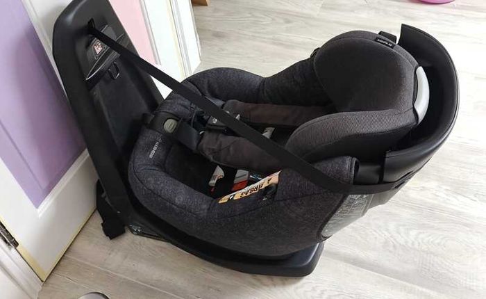 MaxiCosi AxissFix Air car seat