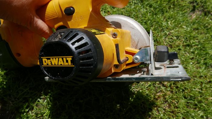 DEWALT DW936 Cordless Trim Saw +charger - works well