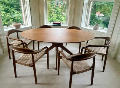 Dining room table with 6 chairs