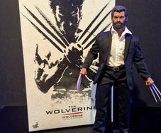 Hot Toys MMS220 - The Wolverine - Logan/Wolverine 1/6 scale figure with custom parts