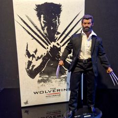 Hot Toys MMS220 - The Wolverine - Logan/Wolverine 1/6 scale figure with custom parts