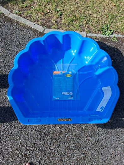 Sandpit / paddling pool