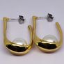 Beautiful earrings with pearls. Image 7