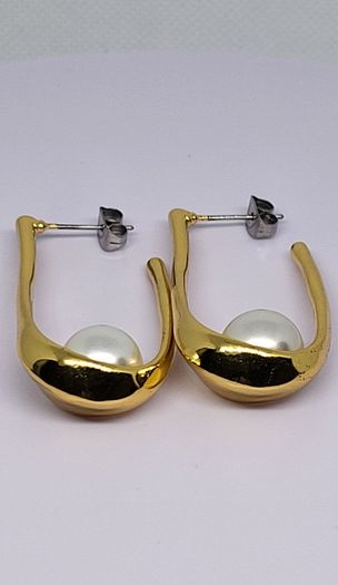 Beautiful earrings with pearls.