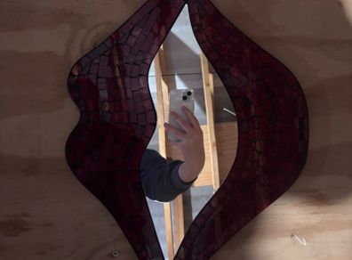 Mosaic lip shaped mirror