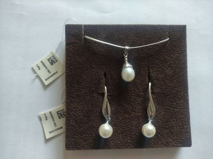 silver pendant and drop earrings with pearl