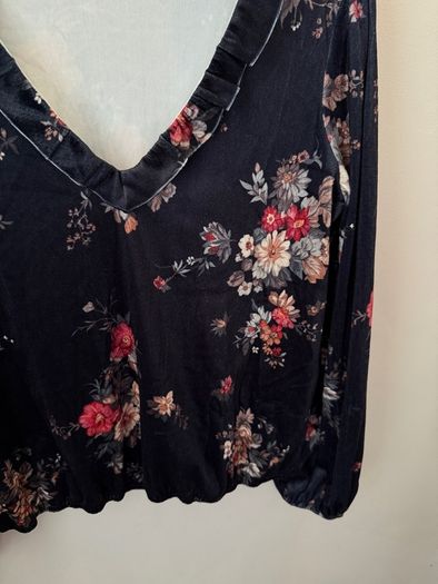 Beautiful Floral Navy V Neck Velveteen Top Size S!