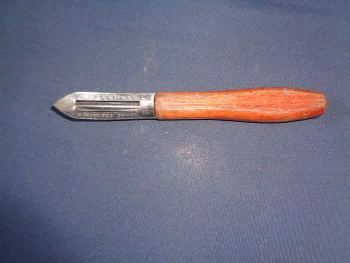 Vintage "Nutbrown" Vegetable Peeler for sale