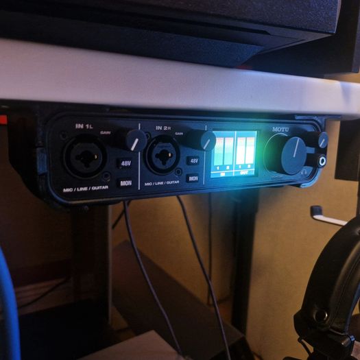 Motu M2 Usb-c + Desk Mount