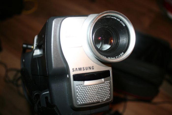 Samsung VP-W60 PAL 8 8mm Video Camera Kit 500x digital zoom (in working order)
