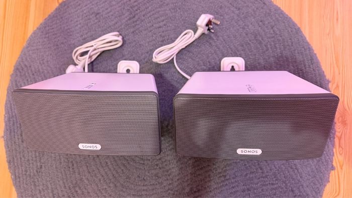 Sonos Play 3's in perfect condition with wall/ceiling mounts