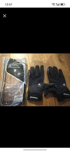 Gaelic football gloves