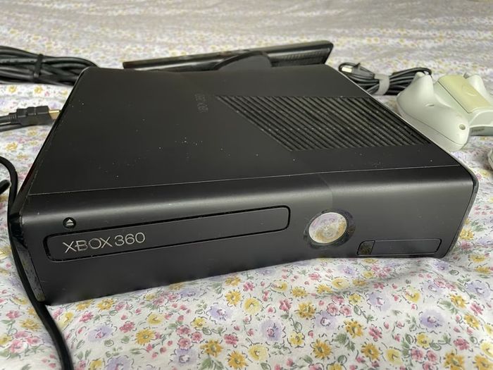 Xbox 360 Bundle with Kinect, 2 Controllers & 13 Games