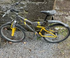 Kids bike (mechanically ok just needs a tidy up) selling as is