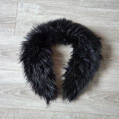 Black faux fur collar