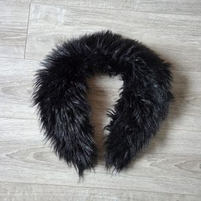 Black faux fur collar