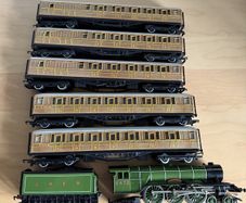 Hornby Flying Scotsman + 5 Carriages