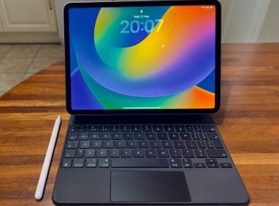 iPad Pro 11 inch (M2, 512GB) + Magic Keyboard. Full Setup